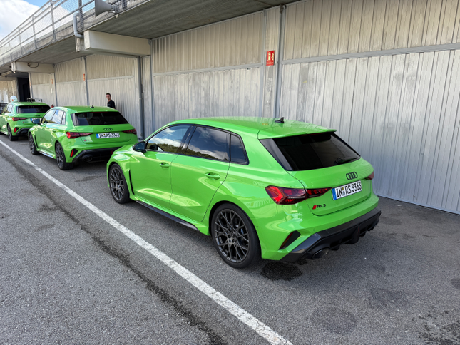 Vue 3/4 arrière d'une Audi RS3 Sportback verte